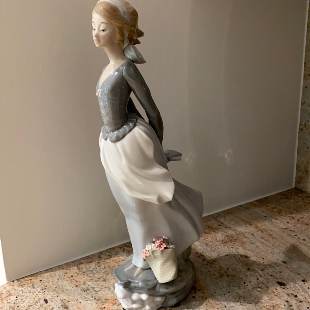 Lladro figurine “Sea Breeze”